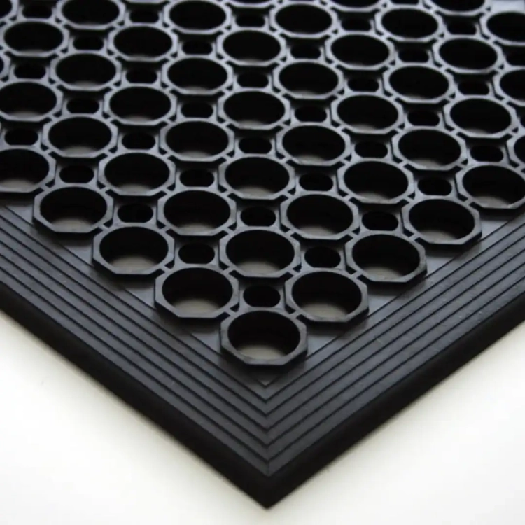 Mata antyzmęczeniowa do zaolejonych stanowisk